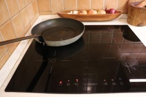 Fokhagymás padlizsán sütése olaj a serpenyőben